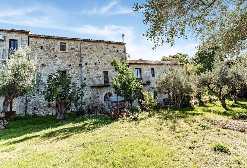 Vibrant Cottage Near Lake In Bomba