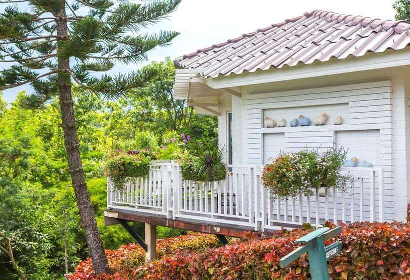 هتل Phukaew Resort & Adventure Park