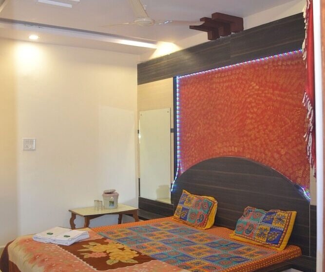 Отель Satpura Safari