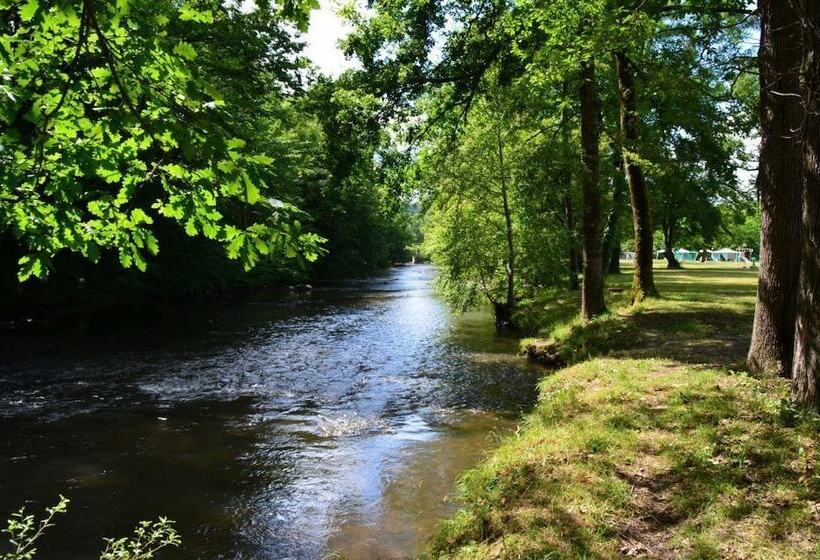 ホテル Camping Les Berges Du Célé