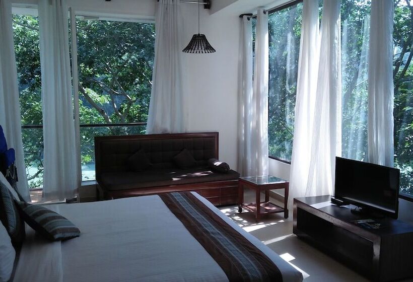 בית מלון כפרי Namami Ganges Resort