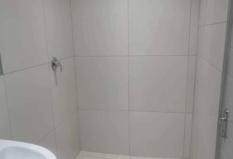 بنسيون Guduza Guest House