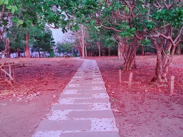 بنسيون Maleo Moyo Seaside Resort