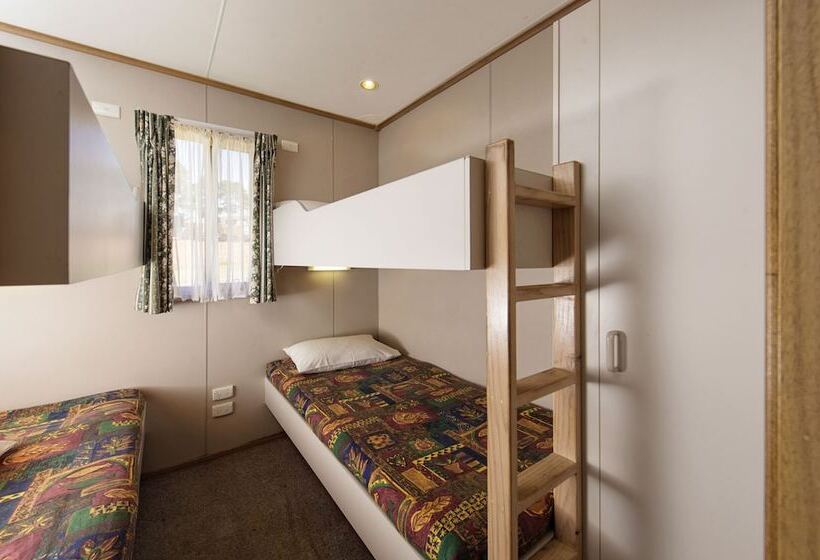 리조트 Rainbow Pines Tourist Caravan Park