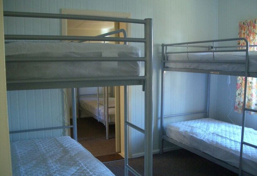 리조트 Rainbow Pines Tourist Caravan Park