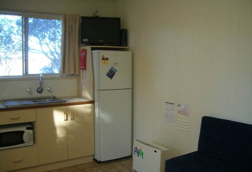 리조트 Rainbow Pines Tourist Caravan Park