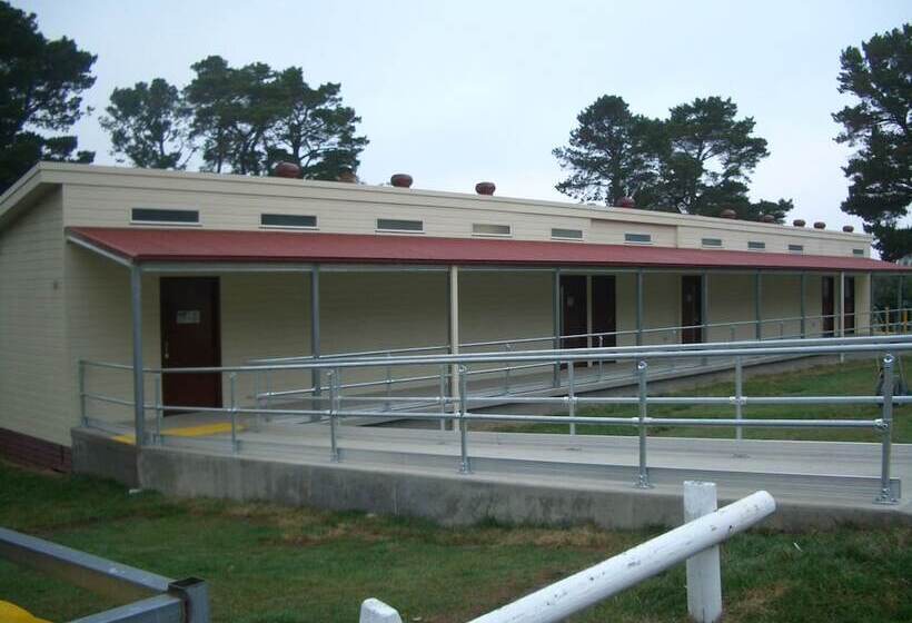 리조트 Rainbow Pines Tourist Caravan Park