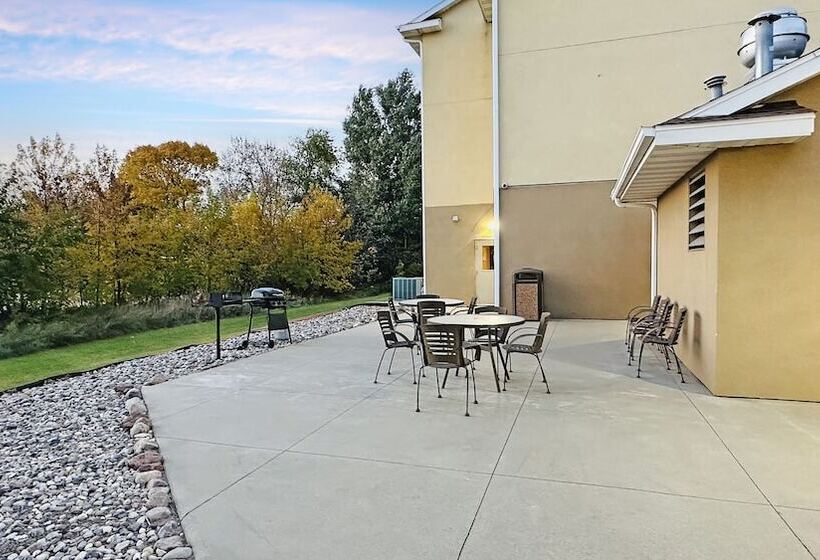 Estherville Hotel & Suites