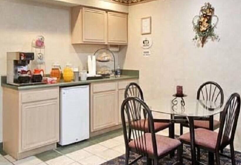 ホテル Knights Inn Forest Hill