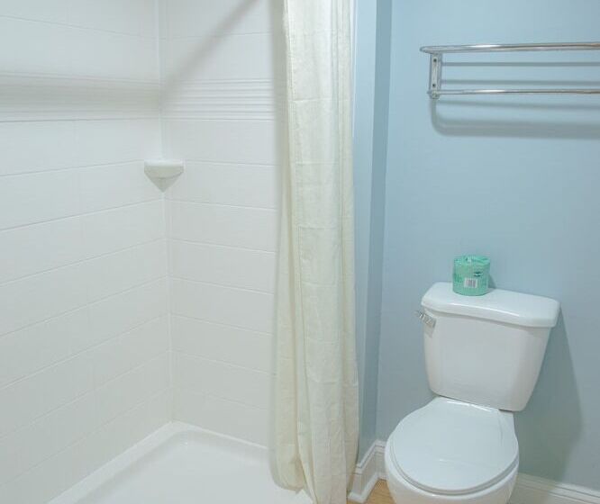 Sea And Breeze Hotel And Condo