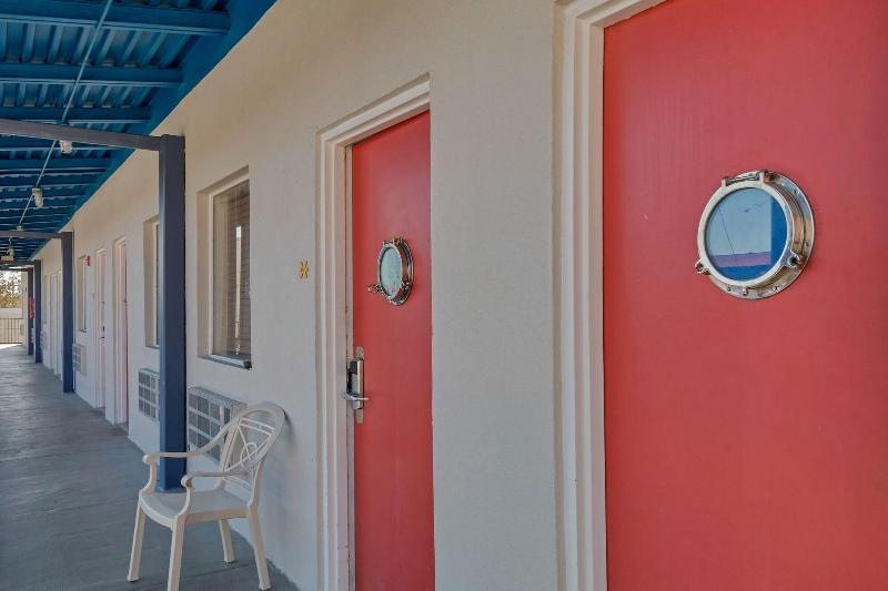 Sea And Breeze Hotel And Condo