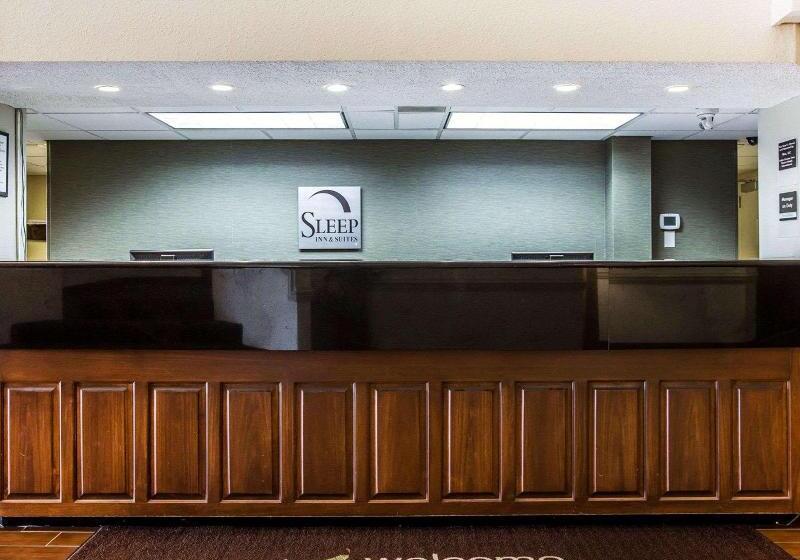 فندق Clarion Pointe Albemarle