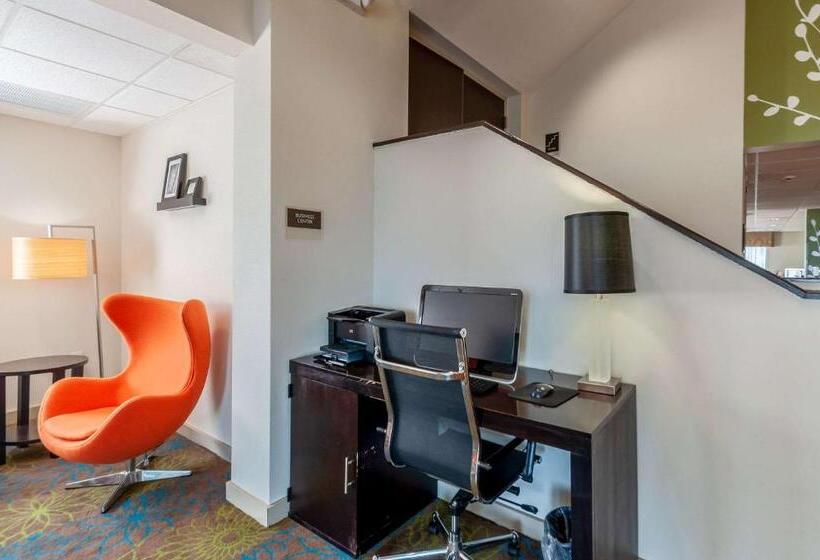 Отель Sleep Inn & Suites Harrisonburg Near University