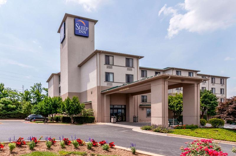 Отель Sleep Inn & Suites Harrisonburg Near University
