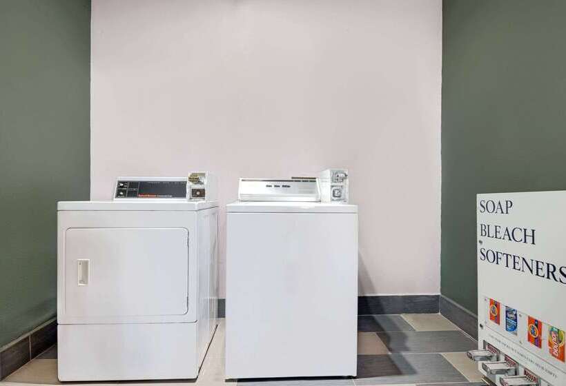 هتل Super 8 By Wyndham Kansas City