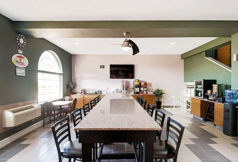 هتل Super 8 By Wyndham Kansas City