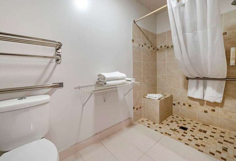 فندق على الطريق Clarion Pointe Indianapolis Airport