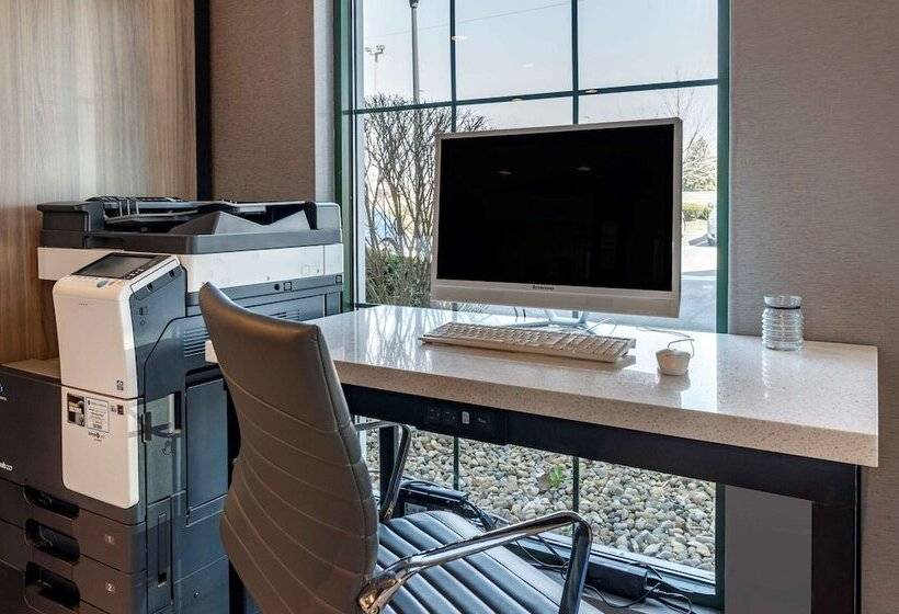 فندق على الطريق Clarion Pointe Indianapolis Airport