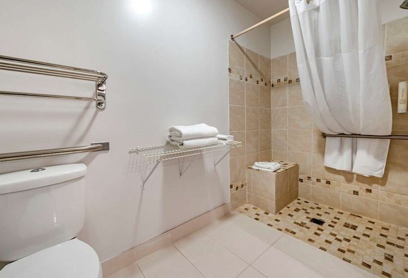 فندق على الطريق Clarion Pointe Indianapolis Airport