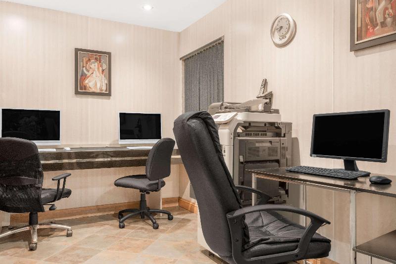 فندق على الطريق Clarion Pointe Indianapolis Airport