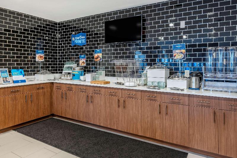 فندق على الطريق Clarion Pointe Indianapolis Airport