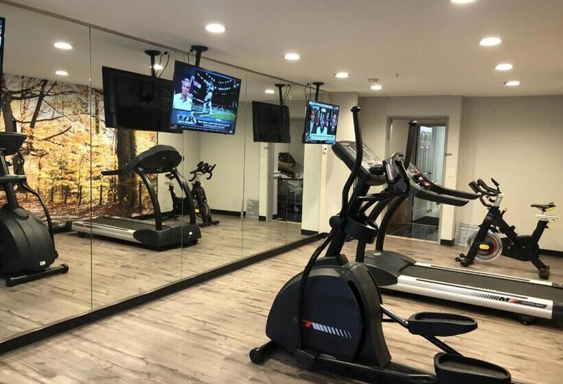 فندق على الطريق Clarion Pointe Indianapolis Airport