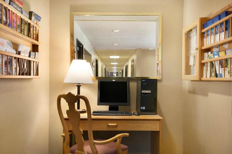 Мотель Coratel Inn & Suites By Jasper New Richmond