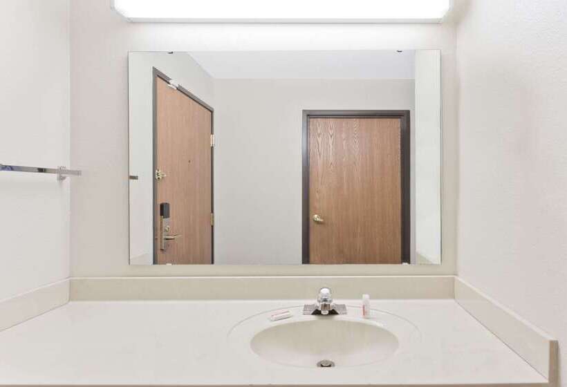 فندق على الطريق Super 8 By Wyndham Cloverdale In