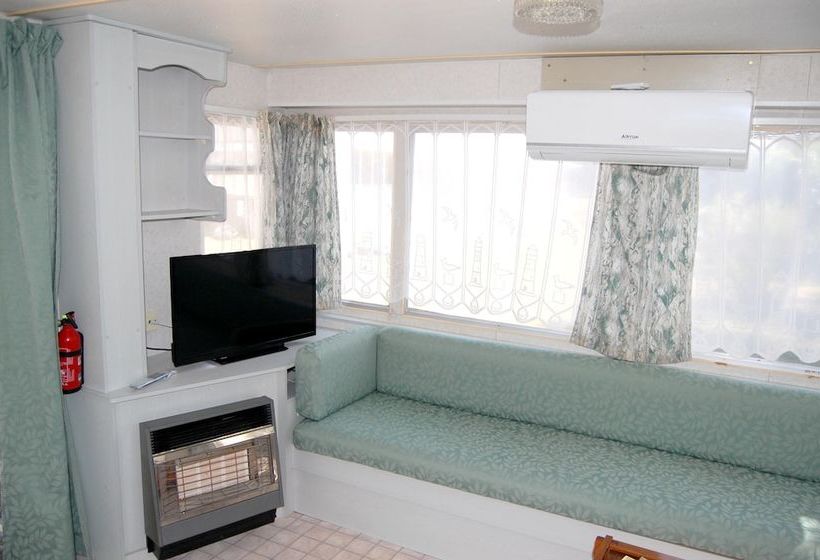 Bungalow With 2 Bedrooms In Cuffy, With Furnished Garden And Wifi  600 M From The Beach