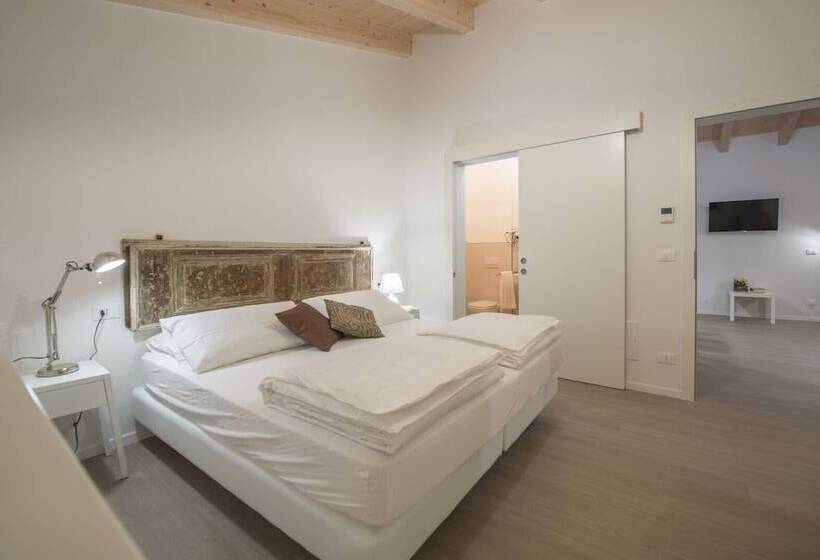 住所  La Gazza Ladra Apartments