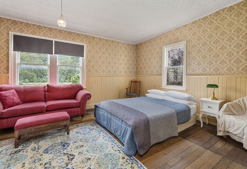 פונדק The National Park  & Pub