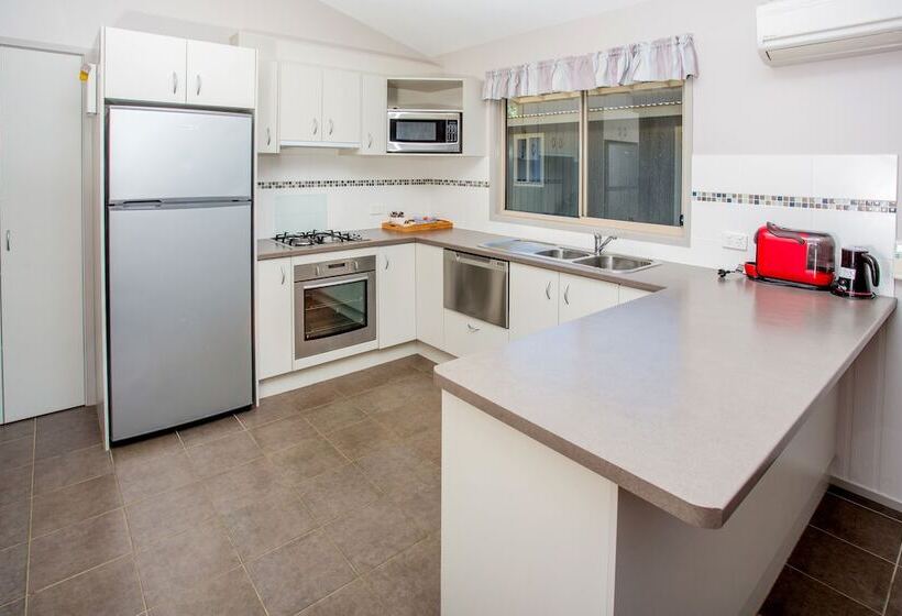 فندق Big4 Moruya Heads Easts Dolphin Beach Holiday Park