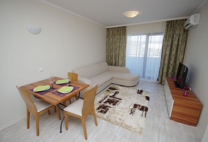 هتل Lily Beach Resort