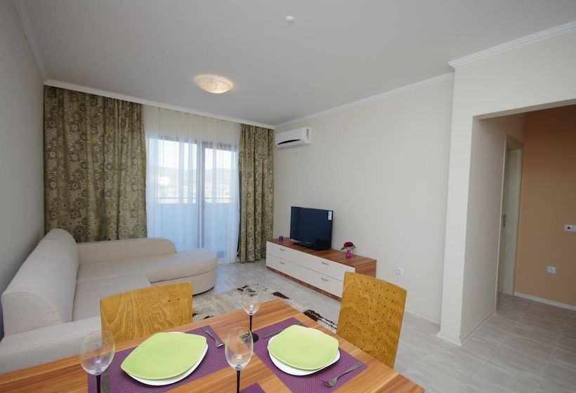 هتل Lily Beach Resort