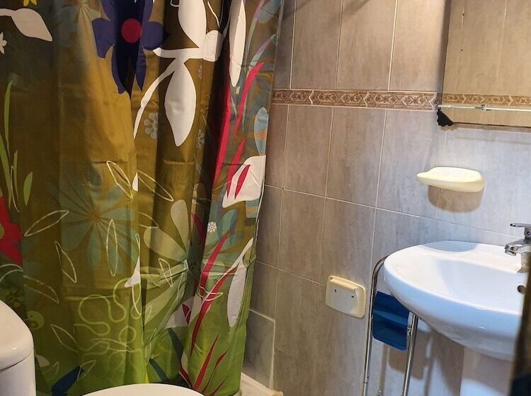 بنسيون Low Cost Room Plaza de Hierro II