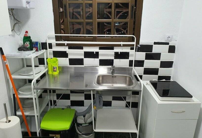 بنسيون Low Cost Room Plaza de Hierro III