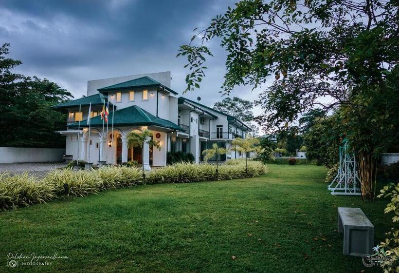 בית מלון כפרי Lakegala Resort