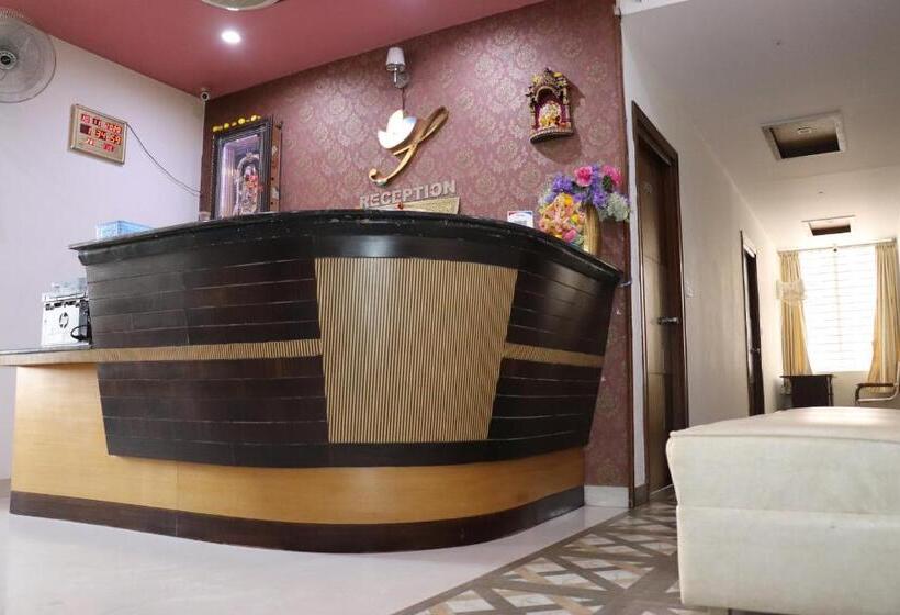 בית מלון כפרי Sri Vaari Residency