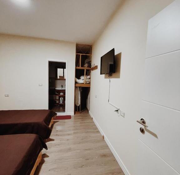 پانسیون At Pikotiko S   Korca City Rooms For Rent