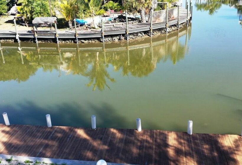 בית מלון כפרי The Bay Inn At Lani Kai