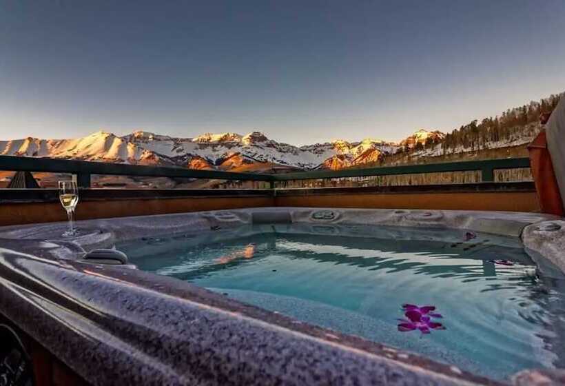 هتل Inn At Lost Creek