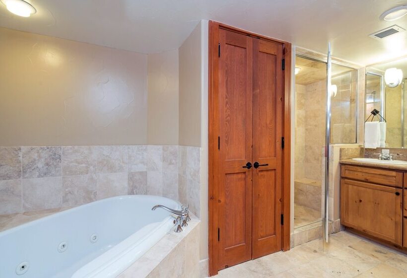 هتل Inn At Lost Creek