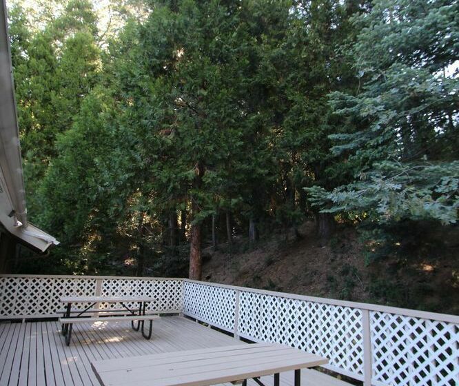 בית מלון כפרי Lake Arrowhead Chalets