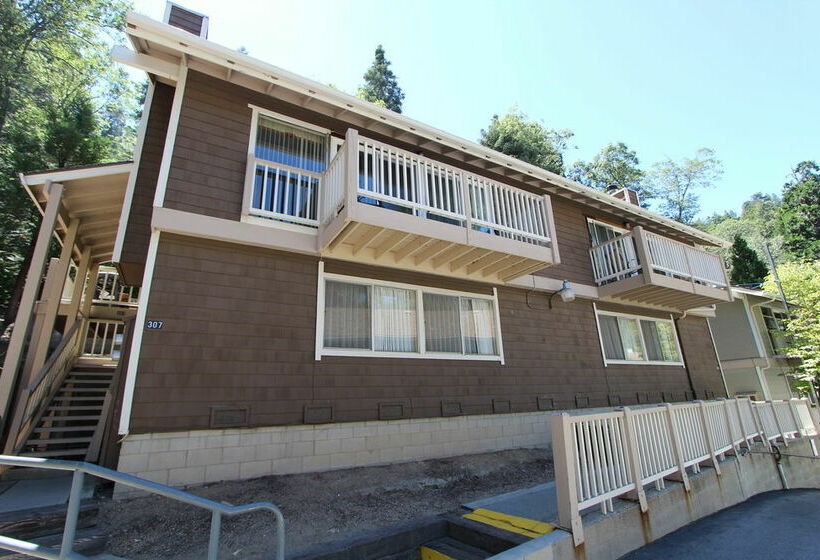 בית מלון כפרי Lake Arrowhead Chalets