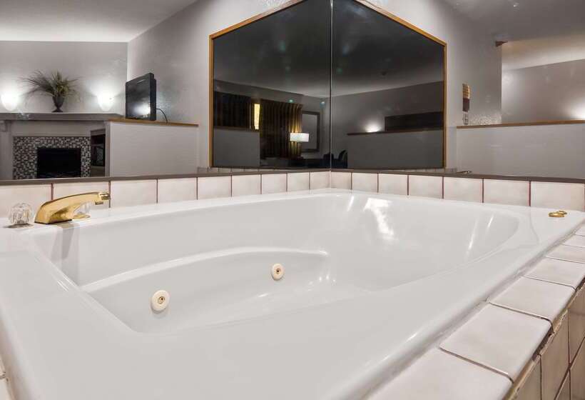 هتل Ramada By Wyndham Cedar Rapids South