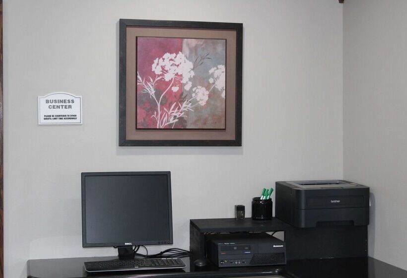هتل Ramada By Wyndham Cedar Rapids South