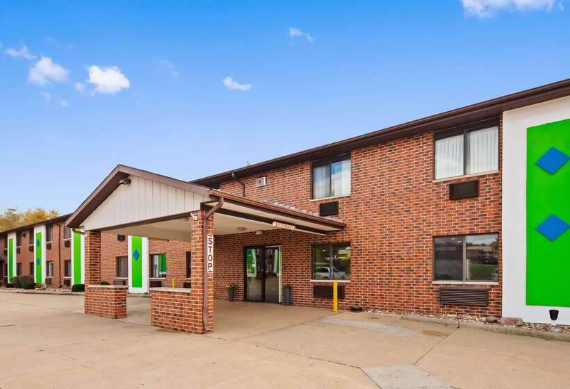 هتل Ramada By Wyndham Cedar Rapids South