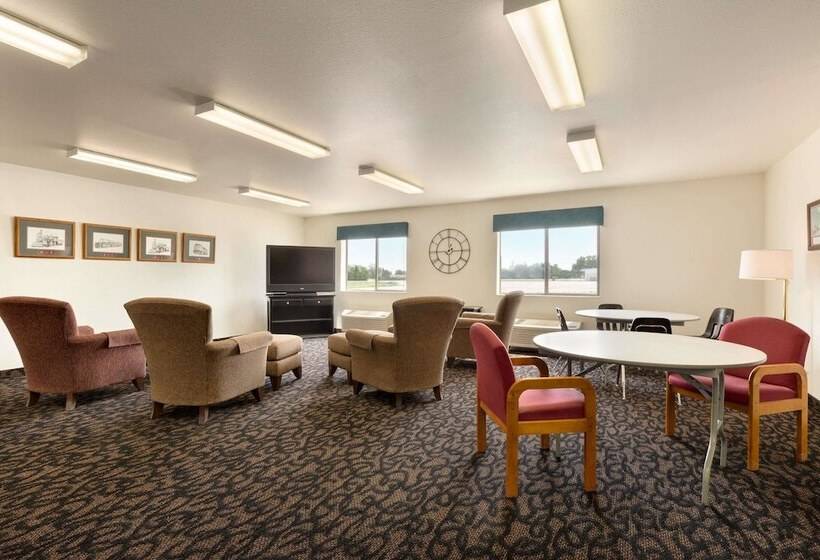 בית מלון כפרי Travelodge By Wyndham Sharon Springs