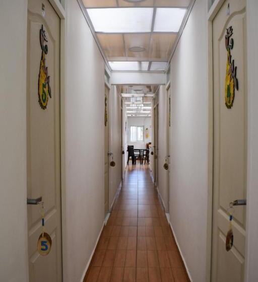 پانسیون Hostal Mochileros Inn