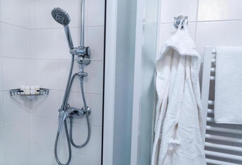 پانسیون Karolina